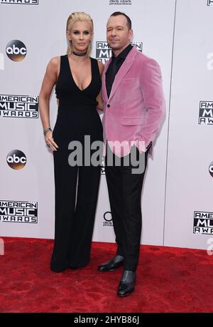 Jenny McCarthy et Donnie Wahlberg arrivent pour les American Music Awards 44th qui se tiennent au Microsoft Theatre de Los Angeles, aux États-Unis. Banque D'Images