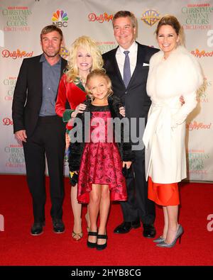 Ricky Schroder et Dolly Parton et Alyvia Alyn Lind et Sam Haskell et Jennifer Nettles ont assisté à la première de Dollywood à Pigeon Forrge, aux États-Unis. Banque D'Images