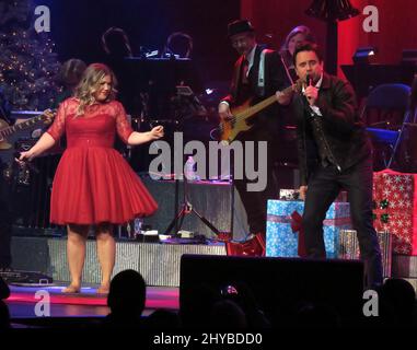 Kelly Clarkson et Charles Esten se présentant lors de la deuxième émission de Kelly Clarkson « Miracle on Broadway » soutiront la recherche sur la maladie d'Alzheimer et les soins de mémoire par le biais du jardin d'Abe, l'alphabétisation par la Nashville public Library Foundation, nourrir les affamés par la second Harvest Food Bank et l'éducation musicale au W.O. L'école de musique Smith, par l'intermédiaire du Fonds de fructification de Clarkson, a eu lieu à la Bridgestone Arena, avec la Community Foundation of Middle Tennessee Banque D'Images