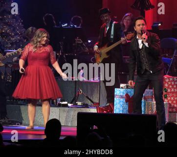 Kelly Clarkson et Charles Esten se présentant lors de la deuxième émission de Kelly Clarkson « Miracle on Broadway » soutiront la recherche sur la maladie d'Alzheimer et les soins de mémoire par le biais du jardin d'Abe, l'alphabétisation par la Nashville public Library Foundation, nourrir les affamés par la second Harvest Food Bank et l'éducation musicale au W.O. L'école de musique Smith, par l'intermédiaire du Fonds de fructification de Clarkson, a eu lieu à la Bridgestone Arena, avec la Community Foundation of Middle Tennessee Banque D'Images
