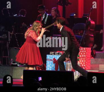 Kelly Clarkson et Charles Esten se présentant lors de la deuxième émission de Kelly Clarkson « Miracle on Broadway » soutiront la recherche sur la maladie d'Alzheimer et les soins de mémoire par le biais du jardin d'Abe, l'alphabétisation par la Nashville public Library Foundation, nourrir les affamés par la second Harvest Food Bank et l'éducation musicale au W.O. L'école de musique Smith, par l'intermédiaire du Fonds de fructification de Clarkson, a eu lieu à la Bridgestone Arena, avec la Community Foundation of Middle Tennessee Banque D'Images