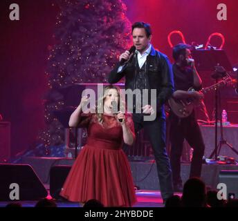 Kelly Clarkson et Charles Esten se présentant lors de la deuxième émission de Kelly Clarkson « Miracle on Broadway » soutiront la recherche sur la maladie d'Alzheimer et les soins de mémoire par le biais du jardin d'Abe, l'alphabétisation par la Nashville public Library Foundation, nourrir les affamés par la second Harvest Food Bank et l'éducation musicale au W.O. L'école de musique Smith, par l'intermédiaire du Fonds de fructification de Clarkson, a eu lieu à la Bridgestone Arena, avec la Community Foundation of Middle Tennessee Banque D'Images