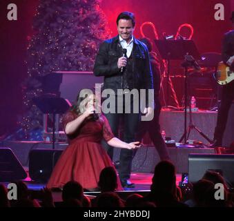 Kelly Clarkson et Charles Esten se présentant lors de la deuxième émission de Kelly Clarkson « Miracle on Broadway » soutiront la recherche sur la maladie d'Alzheimer et les soins de mémoire par le biais du jardin d'Abe, l'alphabétisation par la Nashville public Library Foundation, nourrir les affamés par la second Harvest Food Bank et l'éducation musicale au W.O. L'école de musique Smith, par l'intermédiaire du Fonds de fructification de Clarkson, a eu lieu à la Bridgestone Arena, avec la Community Foundation of Middle Tennessee Banque D'Images