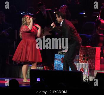 Kelly Clarkson et Charles Esten se présentant lors de la deuxième émission de Kelly Clarkson « Miracle on Broadway » soutiront la recherche sur la maladie d'Alzheimer et les soins de mémoire par le biais du jardin d'Abe, l'alphabétisation par la Nashville public Library Foundation, nourrir les affamés par la second Harvest Food Bank et l'éducation musicale au W.O. L'école de musique Smith, par l'intermédiaire du Fonds de fructification de Clarkson, a eu lieu à la Bridgestone Arena, avec la Community Foundation of Middle Tennessee Banque D'Images