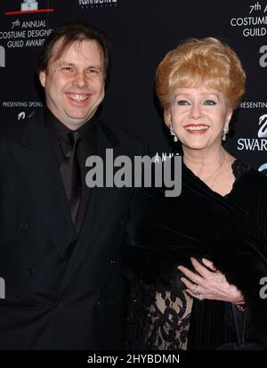 Debbie Reynolds & Todd Fisher participant aux « Prix annuels 7th de la Guilde des designers de costumes », qui se tiennent à l'hôtel Beverly Hilton le 19 février 2005, Beverly Hills, ca. Banque D'Images