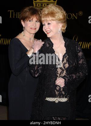 Debbie Reynolds & Carrie Fisher participant aux « Prix annuels 7th de la Guilde des designers de costumes », qui se tiennent à l'hôtel Beverly Hilton le 19 février 2005, Beverly Hills, ca. Banque D'Images