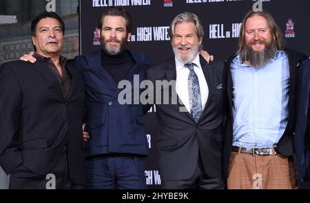 Gil Birmingham, Chris Pine, Jeff Bridges et David Mackenzie assistent à la cérémonie d'impression des mains et des pieds de Jeff Bridges qui s'est tenue au Chinese Theatre de Los Angeles, en Californie Banque D'Images