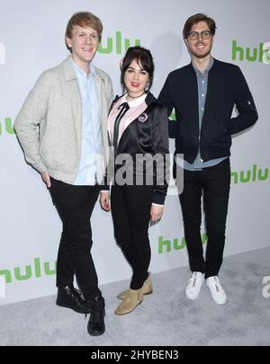 Josh Thomas, Emily Barclay et Thomas Ward assistent à la fête All Stars de Hulu qui s'est tenue à l'hôtel Langham Huntington Banque D'Images