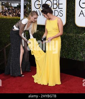 Sophie Turner et Maisie Williams assistent aux Golden Globe Awards 74th qui se tiennent à l'hôtel Beverly Hilton de Los Angeles Banque D'Images