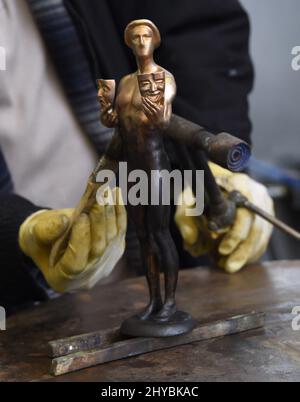 17 janvier 2016 Burbank, CA les statuettes d'acteurs - que les lauréats des prix annuels 23rd de la Guilde des acteurs de l'écran recevront pour des performances exceptionnelles en 2016 sont coulés à l'American Fine Arts Foundry Banque D'Images