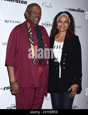 Lou Gossett Jr. Et Shirley Neal participent à la première « The Comedian » de Los Angeles au Pacific Design Center Banque D'Images