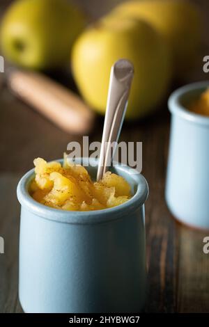 Yaourt maison avec confiture de pomme. Vue avant. Banque D'Images