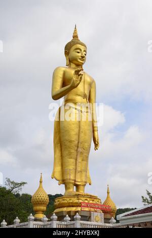Un Bouddha d'or géant appelé Phra Phuttha Mongkhon Maharat, construit en 1999 pour commémorer l'anniversaire 72nd de sa Majesté le Roi Bhumibol Adulyadej à KH Banque D'Images