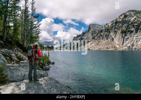 Randonneur appréciant la vue près des lacs alpins dans les enchantements à Washington Banque D'Images