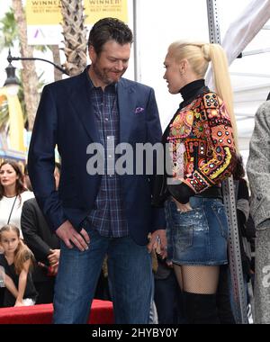 Gwen Stefani et Blake Shelton, qui arrivent au Walk of Fame, honorent Adam Levine qui s'est tenu au Walk of Fame. Banque D'Images