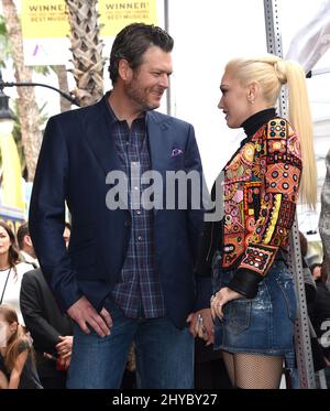 Gwen Stefani et Blake Shelton, qui arrivent au Walk of Fame, honorent Adam Levine qui s'est tenu au Walk of Fame. Banque D'Images