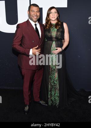 Jordan Peele et Chelsea Peretti arrivent à la projection spéciale de 'Get Out' qui a eu lieu au Regal Cinemas LA Live Banque D'Images