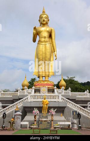 Un Bouddha d'or géant appelé Phra Phuttha Mongkhon Maharat, construit en 1999 pour commémorer l'anniversaire 72nd de sa Majesté le Roi Bhumibol Adulyadej à KH Banque D'Images