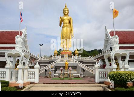 Un Bouddha d'or géant appelé Phra Phuttha Mongkhon Maharat, construit en 1999 pour commémorer l'anniversaire 72nd de sa Majesté le Roi Bhumibol Adulyadej à KH Banque D'Images