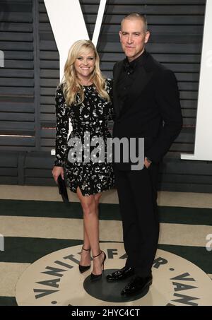 Reese Witherspoon, Jim Toth au 2017 Vanity Fair Oscar Party, organisé par Graydon carter au Wallis Annenberg Center for the Performing Arts Banque D'Images