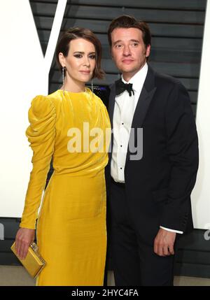 Sarah Paulson et Pedro Pascal arrivent à la Vanity Fair Oscar Party à Beverly Hills, Los Angeles, Etats-Unis. Banque D'Images