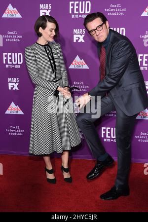 Sarah Paulson et Jason Butler Harner assistent à l'événement tapis rouge « Feud: Bette and Joan » qui a eu lieu au TCL Chinese Theatre Banque D'Images