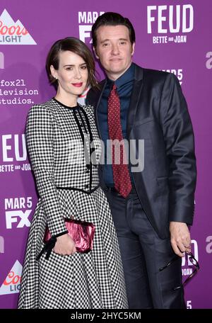 Sarah Paulson et Jason Butler Harner assistent à l'événement tapis rouge « Feud: Bette and Joan » qui a eu lieu au TCL Chinese Theatre Banque D'Images