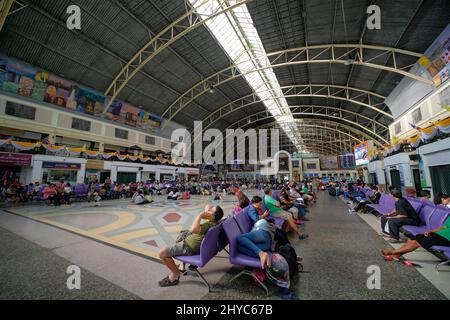 Après-midi, foule à la salle principale de la gare de Bangkok, Hua Lamphong - 31 octobre 2019 Banque D'Images