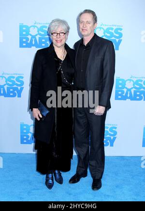 Steve Buscemi et sa femme JO Andres arrivent à la première « The Boss Baby » de New York qui s'est tenue à AMC Loews Lincoln Square le 20 mars 2017 Banque D'Images