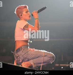 Halsey qui assiste au Zedd présente le concert ACLU bénéfice tenu au Stapler Centre Banque D'Images