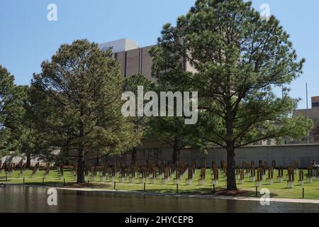 Le mémorial national d'Oklahoma City est un monument aux États-Unis qui rend hommage aux victimes, aux survivants, aux sauveteurs et à tous ceux qui ont été touchés par l'attentat d'Oklahoma City le 19 avril 1995. Banque D'Images