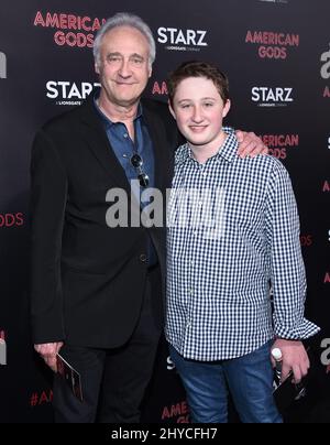 Brent Spiner et Jackson Spiner arrivent à la première « American Gods » qui s'est tenue au Cinerama Dome de Los Angeles, aux États-Unis Banque D'Images