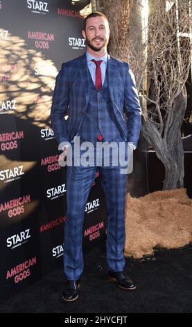 Pablo Schreiber arrive à la première 'American Gods' qui s'est tenue au Cinerama Dome à Los Angeles, aux États-Unis Banque D'Images