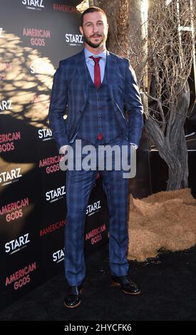 Pablo Schreiber arrive à la première 'American Gods' qui s'est tenue au Cinerama Dome à Los Angeles, aux États-Unis Banque D'Images