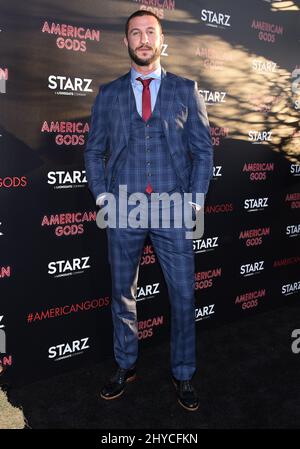 Pablo Schreiber arrive à la première 'American Gods' qui s'est tenue au Cinerama Dome à Los Angeles, aux États-Unis Banque D'Images