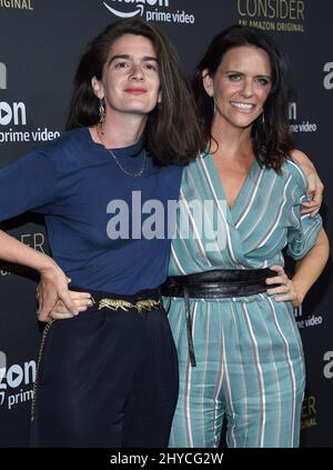 Gaby Hoffman et Amy Landecker arrivent à l'événement FYC pour le « transparent » d'Amazon Video qui s'est tenu au Hollywood Athletic Club de Los Angeles, aux États-Unis Banque D'Images