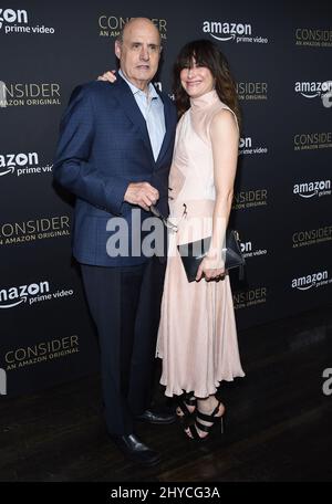Jeffrey Tambor et Kathryn Hahn arrivent à l'événement FYC pour le « transparent » d'Amazon Video qui s'est tenu au Hollywood Athletic Club de Los Angeles, aux États-Unis Banque D'Images