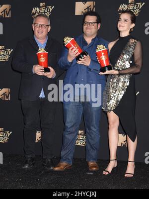 Bill Condon, Josh Gad et Emma Watson dans la salle de presse des MTV Movie and TV Awards 2017 qui se tiennent au Shrine Auditorium de Los Angeles, aux États-Unis Banque D'Images