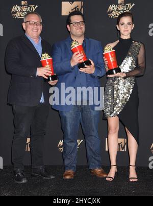 Bill Condon, Josh Gad et Emma Watson dans la salle de presse des MTV Movie and TV Awards 2017 qui se tiennent au Shrine Auditorium de Los Angeles, aux États-Unis Banque D'Images