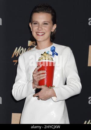 Millie Bobby Brown dans la salle de presse des MTV Movie and TV Awards 2017 qui se tiennent au Shrine Auditorium de Los Angeles, Etats-Unis Banque D'Images