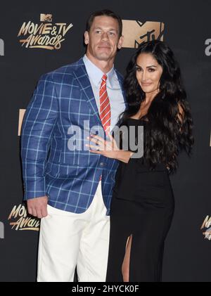 John Cena et Nikki Bella dans la salle de presse des MTV Movie and TV Awards 2017 qui se tiennent au Shrine Auditorium de Los Angeles, Etats-Unis Banque D'Images