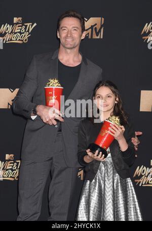 Hugh Jackman et Dafne tiennent dans la salle de presse des MTV Movie and TV Awards 2017 qui se tiennent au Shrine Auditorium de Los Angeles, aux États-Unis Banque D'Images