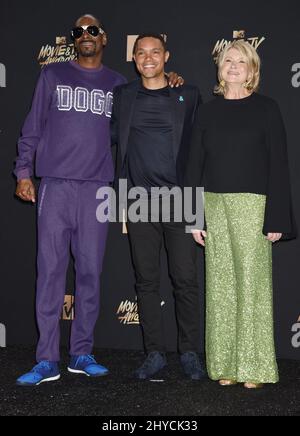 Snoop Dogg, Trevor Noah et Martha Stewart dans la salle de presse des MTV Movie and TV Awards 2017 qui se tiennent au Shrine Auditorium de Los Angeles, États-Unis Banque D'Images