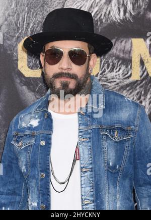 AJ McLean arrive à la première mondiale « King Arthur: Legend of the Sword » qui s'est tenue au TCL Chinese Theatre de Los Angeles, aux États-Unis Banque D'Images