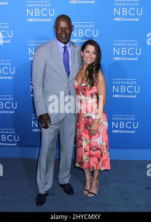 Dennis Haysbert et Sarah Shahi assistent à la conférence de presse NBCUniversal 2017 qui a eu lieu au radio City Music Hall le 15 mai 2017 Banque D'Images