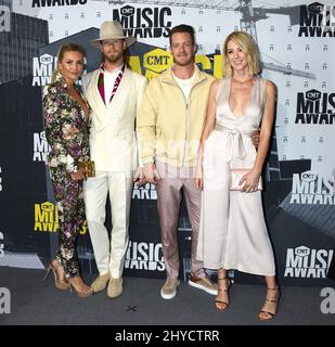 Florida Georgia Line, Brian Kelley, Brittney Kelley, Tyler Hubba assister aux CMT Music Awards 2017 qui ont eu lieu au Music City Centre Banque D'Images