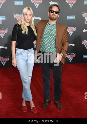 DaN Auerbach et Jen Goodall arrivent à la première mondiale « Cars 3 » qui s'est tenue au centre de congrès d'Anaheim Banque D'Images