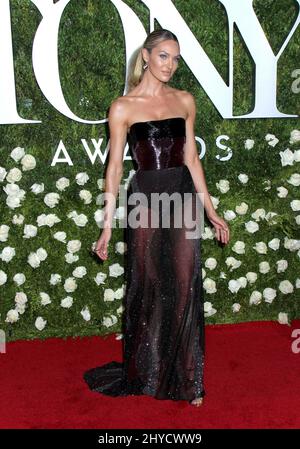 Candice Swanepoel participe aux Tony Awards 71st à New York Banque D'Images