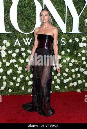 Candice Swanepoel participe aux Tony Awards 71st à New York Banque D'Images