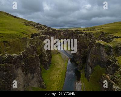 Belle vue aérienne du Fjadrargljufur Canyon en Islande en été Banque D'Images